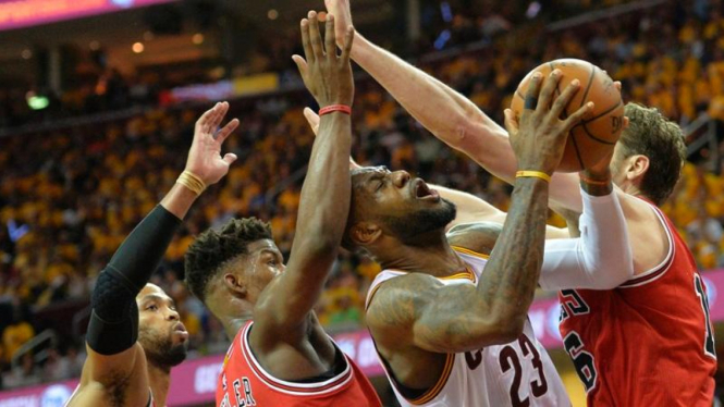 LeBron James ditengah sergapan pemain Chicago Bulls