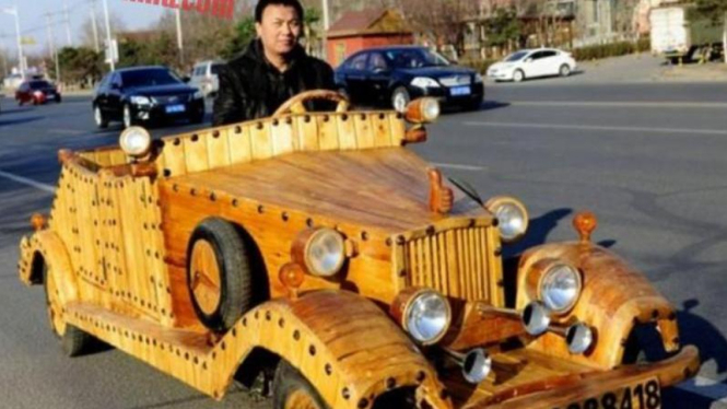 Liu bersama mobil kayu terbaru ciptaannya.