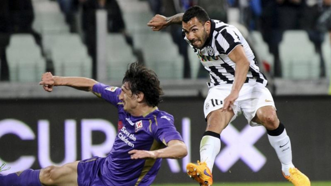 Penyerang Juventus, Carlos Tevez (kanan)