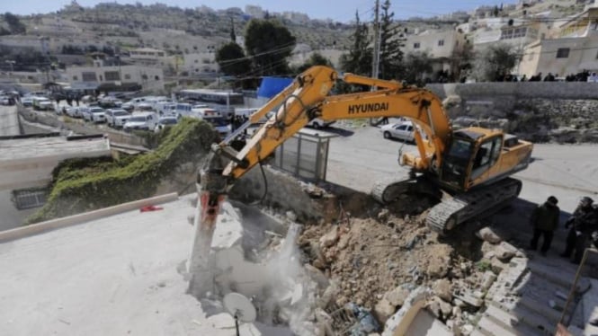 Israel menghancurkan rumah-rumah orang Palestina.
