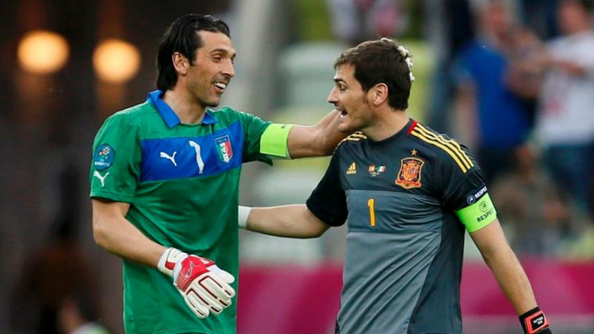 Gianluigi Buffon (kiri) dan Iker Casillas.
