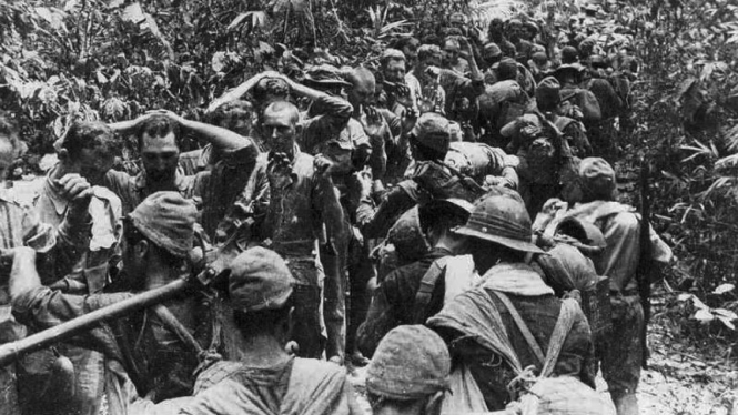 Pasukan AS menyerah tanpa syarat di Filipina, 1942.