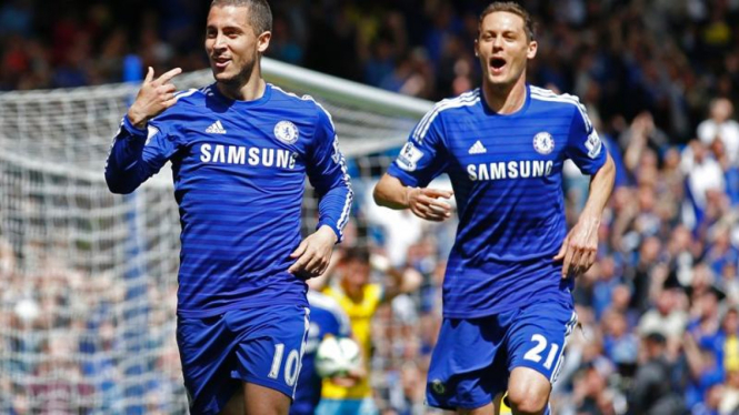 Gelandang Chelsea, Eden Hazard (kiri)