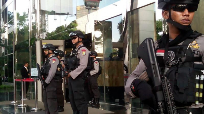 Polisi bersenjata melakukan penjagaan di Gedung Wisma Mulia.