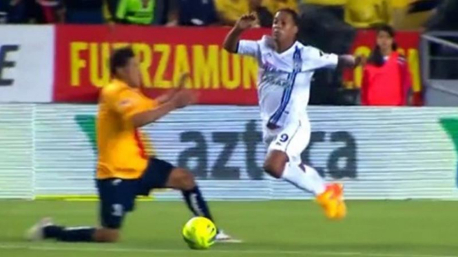 Ronaldinho lakukan diving di Liga Meksiko
