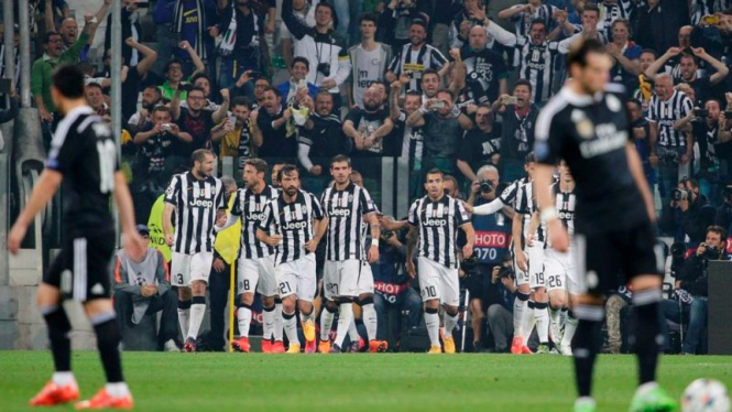 Para pemain Juventus merayakan gol Carlos Tevez