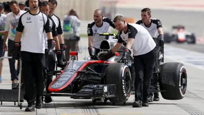 Pit crew McLaren