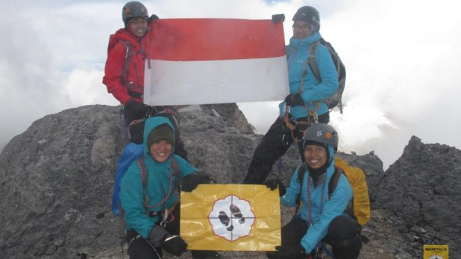 Tim pendaki Mahitala Unpar Bandung Carstensz Pyramid