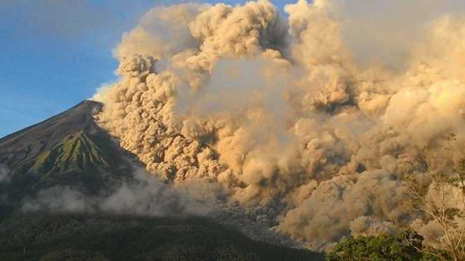 Awan panas Gunung Karangetang yang menyapu pemukiman