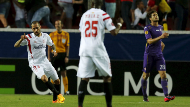 Pemain Sevilla, Aleix Vidal (kiri) merayakan gol ke gawang Fiorentina