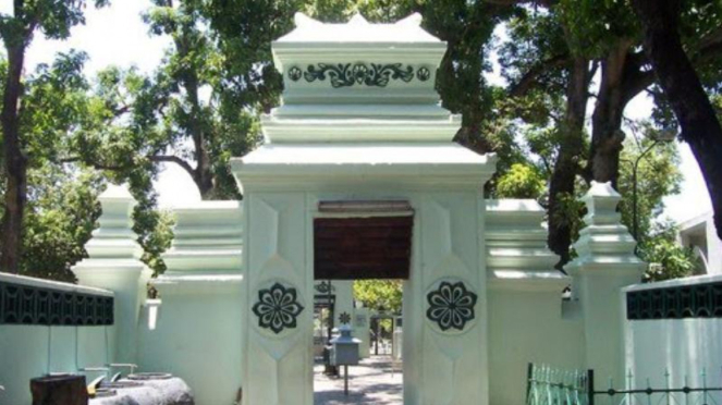 Gerbang masjid ke makam Sunan Ampel