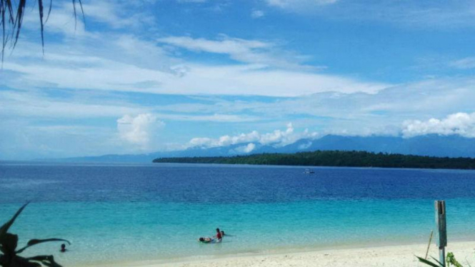 Pantai Pasir Putih, salah satu potensi utama wisata Kota Manokwari.