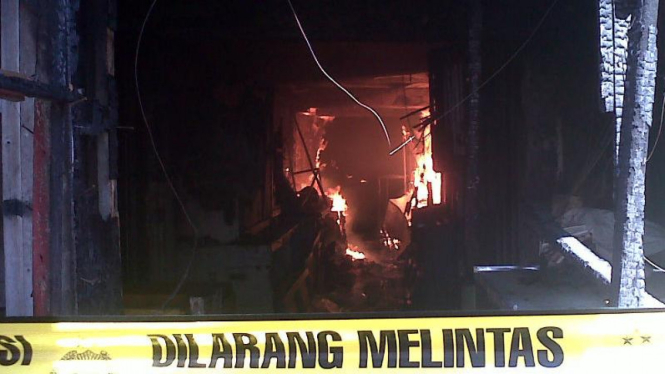 Salah satu kios di Pasar Johar Semarang masih terbakar