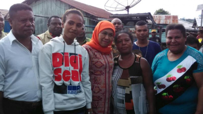 Mensos Khofifah Indar Parawansa saat di Manokwari Papua, Minggu (8/5/2015)
