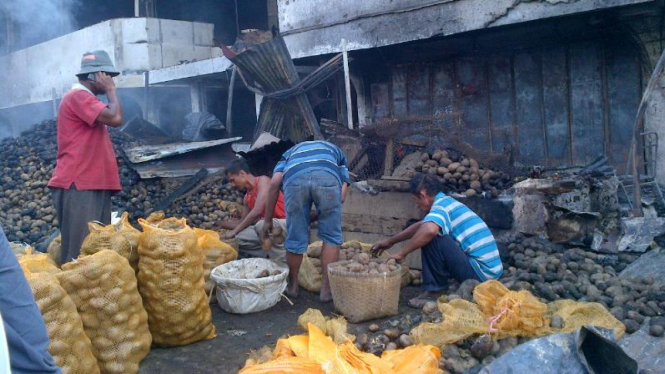 Pedagang Pasar Johar menyelamatkan barang dagangannya, Minggu (8/5/2015)