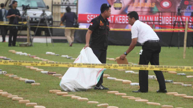 2,1 Ton Ganja Terhampar di Lapangan Bhayangkara