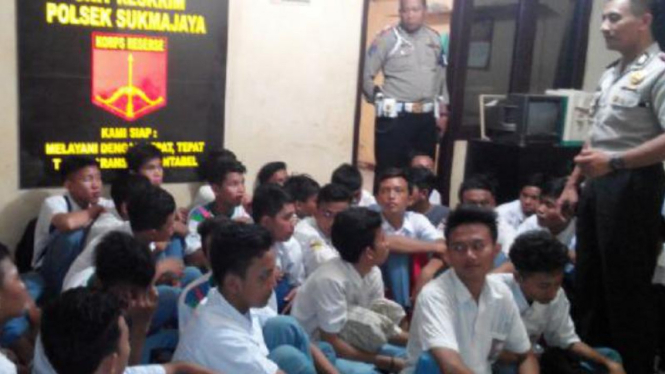 Pelajar Depok saat diamankan kepolisian, Selasa (12/5/2015)