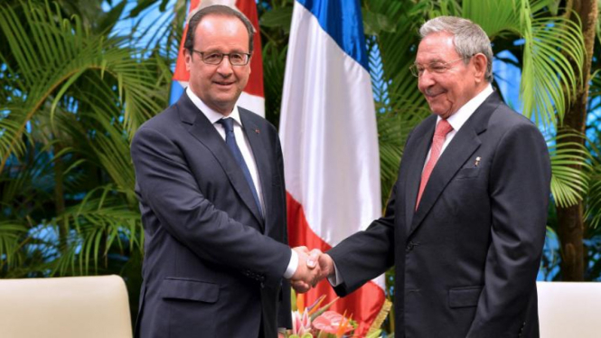 Presiden Prancis Francois Hollande dan Presiden Kuba Raul Castro