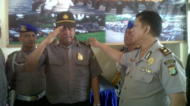 Polisi gadungan di Depok saat diamankan Polsek Cimanggis, Selasa (12/5/2015)