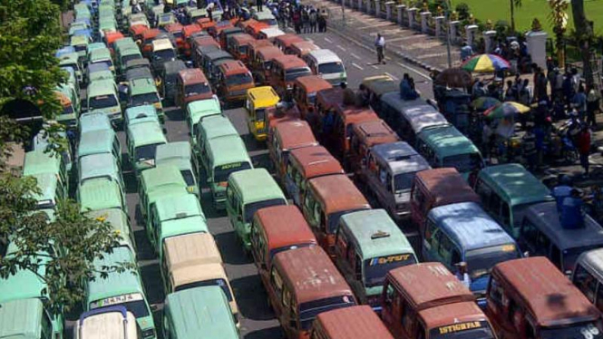 Angkutan umum di Surabaya mogok massal