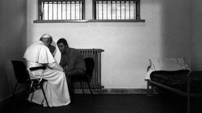 Paus Yohanes Paulus II menemui penembaknya di penjara.