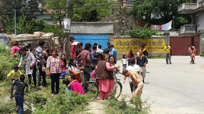 Orang-orang berhamburan keluar rumah setelah gempa baru di Nepal.