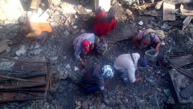 Warga yang berburu batu akik di reruntuhan Pasar Johar
