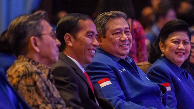 Presiden Jokowi berbincang dengan Ketua Umum Partai Demokrat Susilo Bambang Yudhoyono saat pembukaan kongres Partai Demokrat ke-IV di Hotel Shangrila, Surabaya.