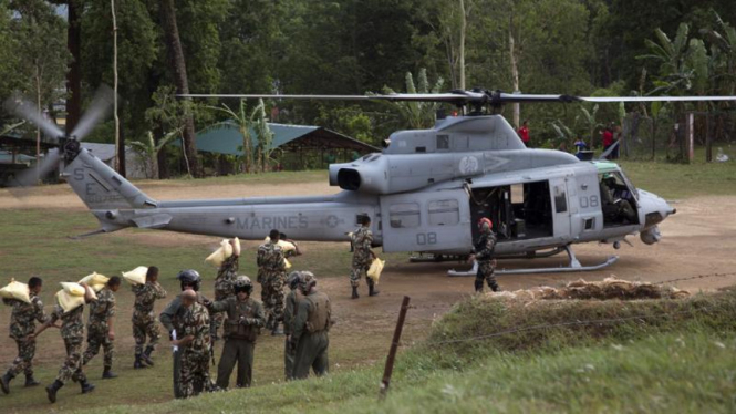 Helikopter marinir AS yang digunakan untuk distribusi bantuan di Nepal.