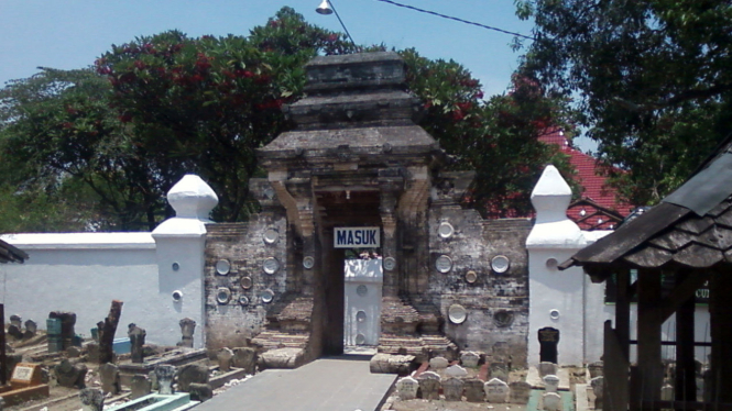 Gerbang masuk makam Sunan Bonang di Tuban