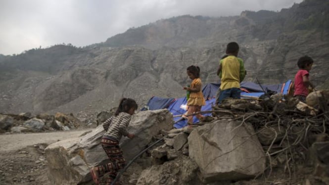 Anak-anak Nepal bermain di luar tenda, dekat wilayah longsor di Sindhupalchowk.