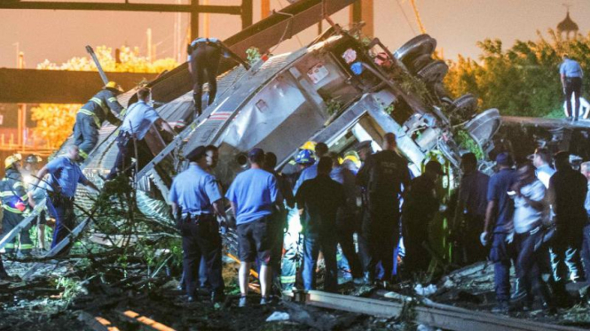 Kereta Amtrak tergelincir dan terbalik di Philadelphia.