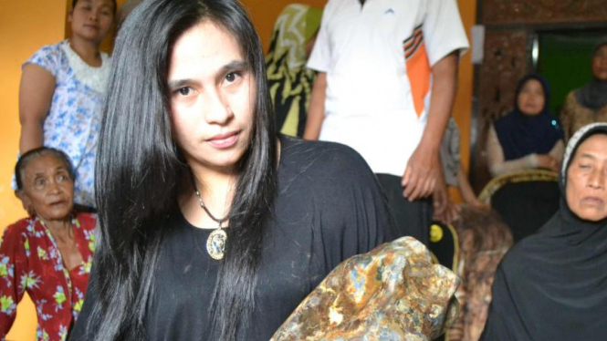 Anita Anggraeni, janda cantik asal Malang penemu akik Tujuh Warna