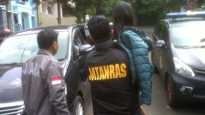 Polisi evakuasi bocah di rumah mewah Cibubur.