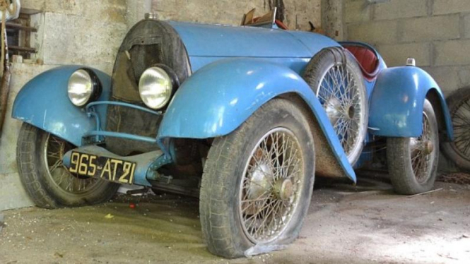 Bugatti Brescia yang terbengkalai di gudang.