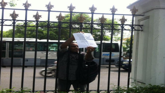 Warga Papua Barat berteriak dari pagar Istana