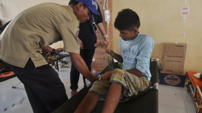 Imigran Rohingya saat mendapatkan perawatan medis