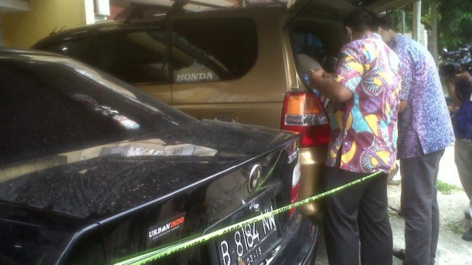 Polisi menggeledah mobil milik Utomo Permono di Cibubur