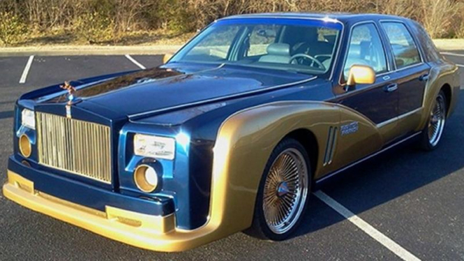 Rolls-Royce Lincoln Town.