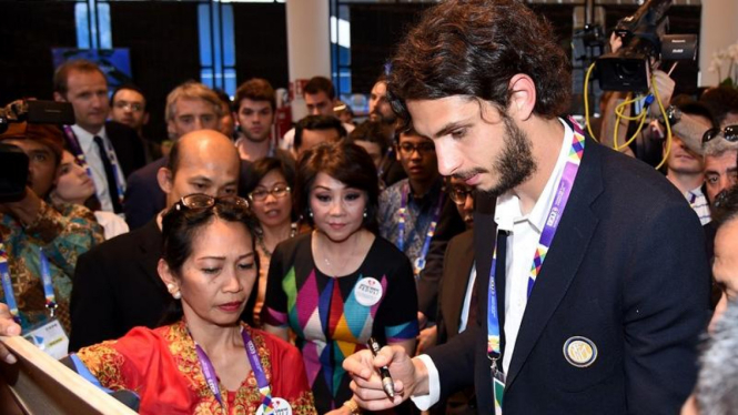 Andrea Ranocchia saat mengunjungi paviliun Indonesia di Milan Expo 2015