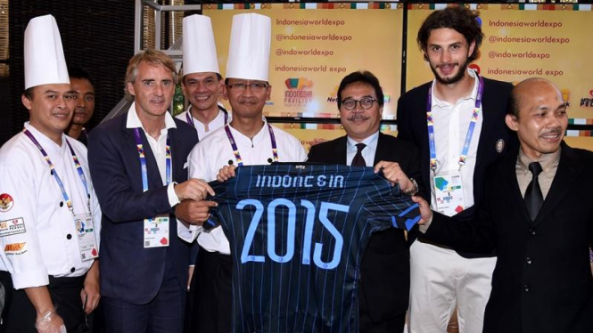 Roberto Mancini dan Andrea Ranocchia berkunjung ke paviliun Indonesia