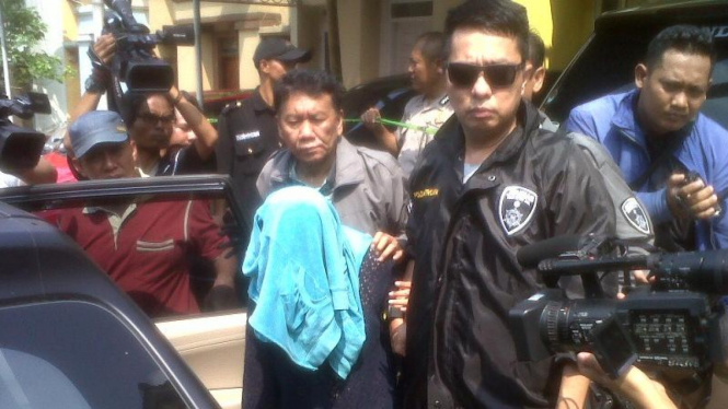 Utomo, tersangka penelantar anak, saat diamankan polisi.