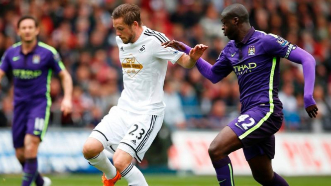 Pemain Swansea City, Gylfi Sigurdsson saat lawan Manchester City