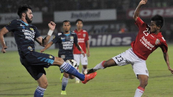 Pusam Bali United melawan Persib Bandung