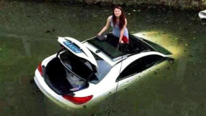 Wanita dengan mobilnya yang masuk ke sungai di Tiongkok.