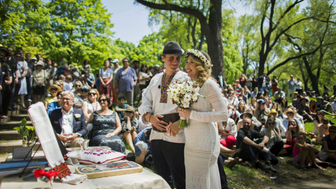 Tanpa Perayaan Megah Pasangan Ini Menikah di Taman Kota