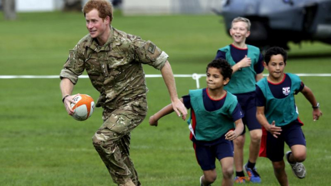 Pangeran Harry bermain dengan anak-anak di Selandia Baru, 13 Mei 2015.