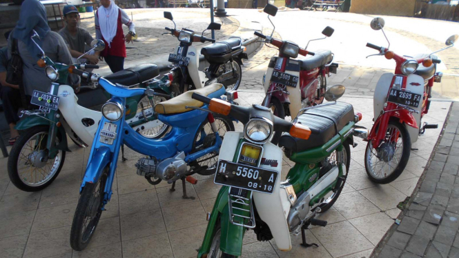 Beberapa motor klasik taun 60-70an dari berbagai merk terlihat di pajang di Pameran Kendaraan Klasik pada Hut Kota Magelang (17/5/2015). Ilustrasi