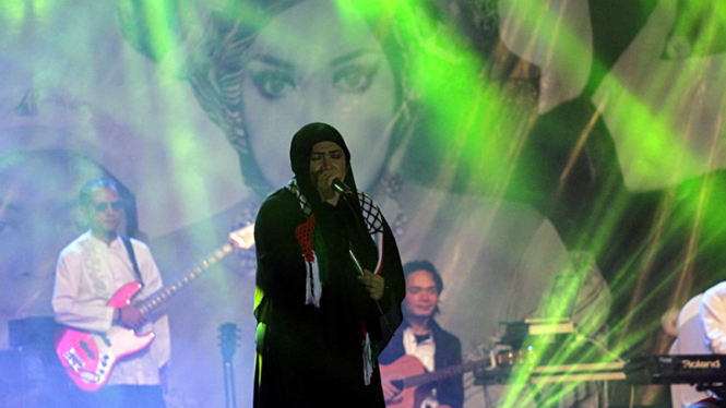 Melly Goeslaw dalam konser kemanusiaan untuk palestina