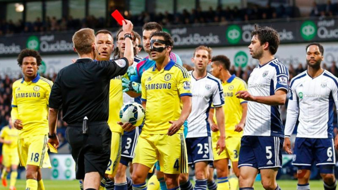 Reaksi pemain Chelsea, Cesc Fabregas, di kartu merah